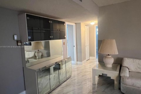 Copropriété à vendre à Hallandale Beach, Floride: 2 chambres, 116.96 m2 № 1880159 - photo 16