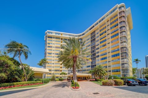 Copropriété à vendre à Hallandale Beach, Floride: 2 chambres, 116.96 m2 № 1880159 - photo 1