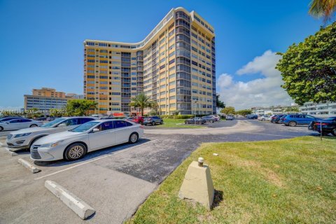 Copropriété à vendre à Hallandale Beach, Floride: 2 chambres, 116.96 m2 № 1880159 - photo 3