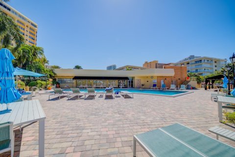 Copropriété à vendre à Hallandale Beach, Floride: 2 chambres, 116.96 m2 № 1880159 - photo 9