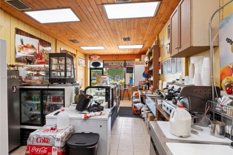 Commercial property in Miami, Florida № 2009765 - photo 13