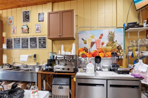 Commercial property in Miami, Florida № 2009765 - photo 14