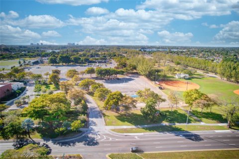 Commercial property in Miami, Florida № 2009765 - photo 5