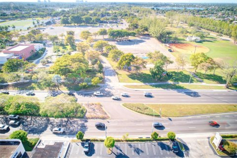 Commercial property in Miami, Florida № 2009765 - photo 9