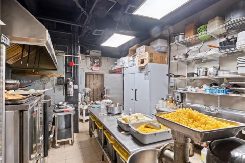 Commercial property in Miami, Florida № 2009765 - photo 12