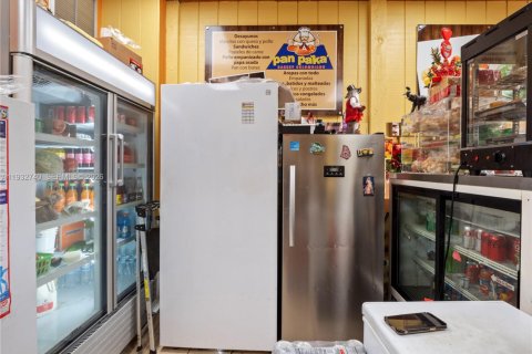 Commercial property in Miami, Florida № 2009765 - photo 15