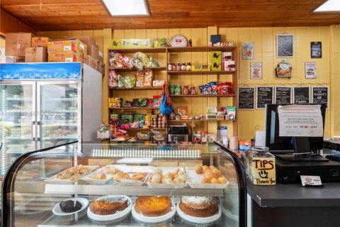 Commercial property in Miami, Florida № 2009765 - photo 20