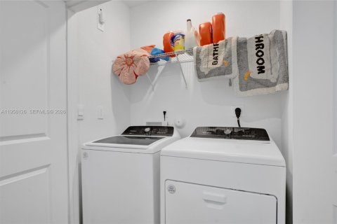 House in Florida City, Florida 3 bedrooms, 127.83 sq.m. № 2020658 - photo 23