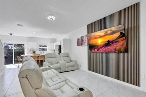 House in Florida City, Florida 3 bedrooms, 127.83 sq.m. № 2020658 - photo 8