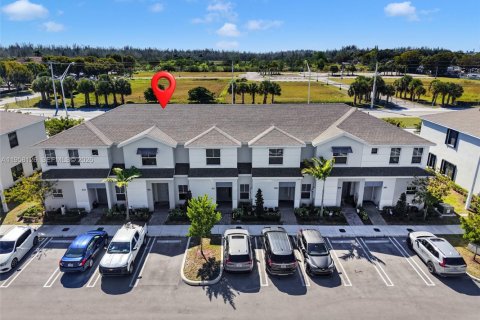 House in Florida City, Florida 3 bedrooms, 127.83 sq.m. № 2020658 - photo 25