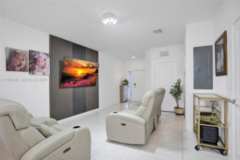 House in Florida City, Florida 3 bedrooms, 127.83 sq.m. № 2020658 - photo 9