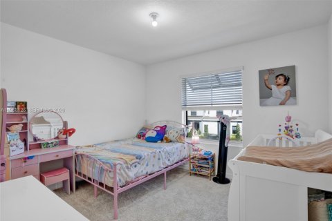 House in Florida City, Florida 3 bedrooms, 127.83 sq.m. № 2020658 - photo 20