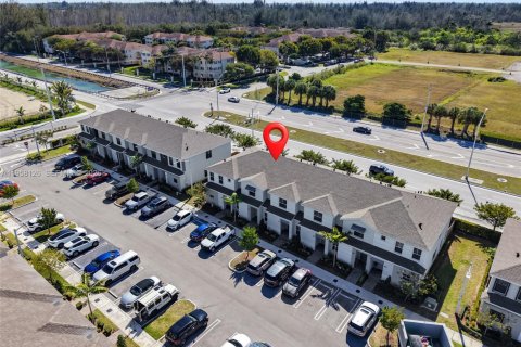 House in Florida City, Florida 3 bedrooms, 127.83 sq.m. № 2020658 - photo 26