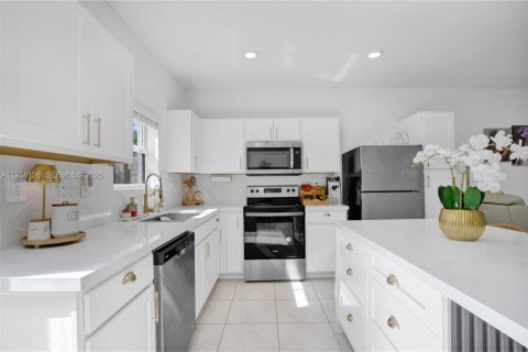 House in Florida City, Florida 3 bedrooms, 127.83 sq.m. № 2020658 - photo 12