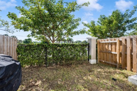 House in Florida City, Florida 3 bedrooms, 127.83 sq.m. № 2020658 - photo 24