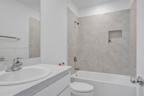 House in Florida City, Florida 3 bedrooms, 127.83 sq.m. № 2020658 - photo 22