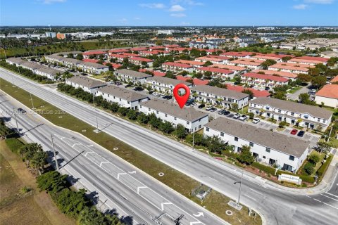 House in Florida City, Florida 3 bedrooms, 127.83 sq.m. № 2020658 - photo 27