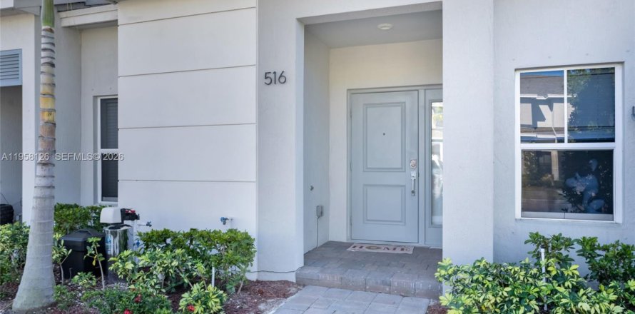 House in Florida City, Florida 3 bedrooms, 127.83 sq.m. № 2020658