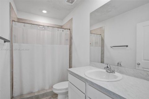 House in Florida City, Florida 3 bedrooms, 127.83 sq.m. № 2020658 - photo 19