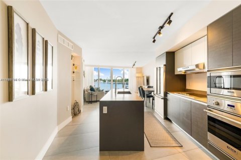 Condo in Bay Harbor Islands, Florida, 2 bedrooms  № 1929976 - photo 15