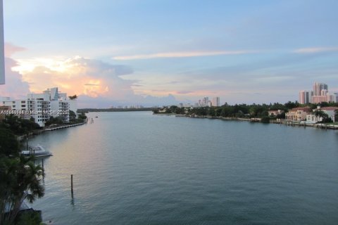 Condo in Bay Harbor Islands, Florida, 2 bedrooms  № 1929976 - photo 30