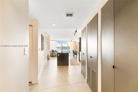 Condo in Bay Harbor Islands, Florida, 2 bedrooms  № 1929976 - photo 21