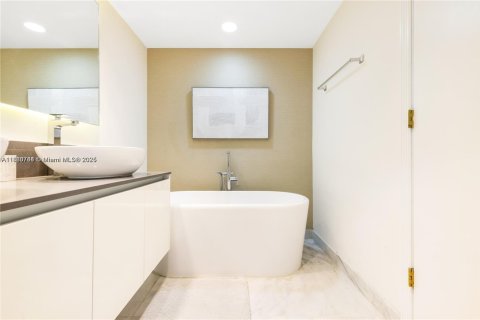 Condo in Bay Harbor Islands, Florida, 2 bedrooms  № 1929976 - photo 11