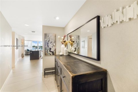 Condo in Bay Harbor Islands, Florida, 2 bedrooms  № 1929976 - photo 20