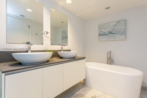 Condo in Bay Harbor Islands, Florida, 2 bedrooms  № 1929976 - photo 12