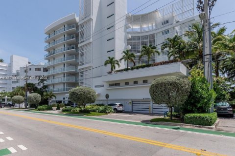 Condo in Bay Harbor Islands, Florida, 2 bedrooms  № 1929976 - photo 26