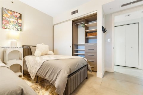 Condo in Bay Harbor Islands, Florida, 2 bedrooms  № 1929976 - photo 18