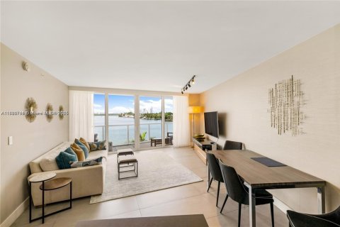 Condo in Bay Harbor Islands, Florida, 2 bedrooms  № 1929976 - photo 1