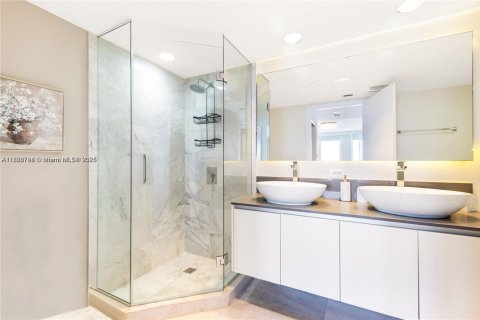 Condo in Bay Harbor Islands, Florida, 2 bedrooms  № 1929976 - photo 10