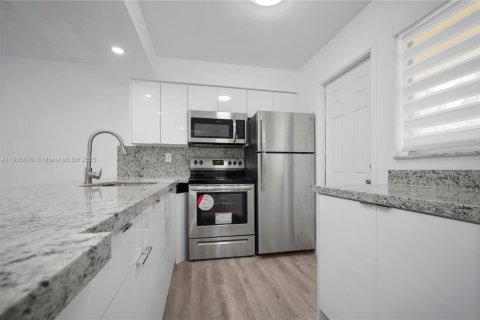 Condominio en alquiler en Aventura, Florida, 1 dormitorio, 78.97 m2 № 1952047 - foto 1