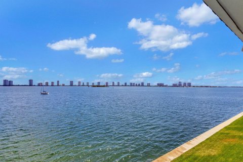 Condo in North Palm Beach, Florida, 2 bedrooms  № 2179110 - photo 3