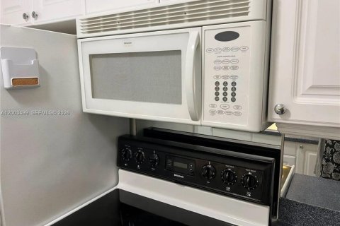 Condominio en venta en Hallandale Beach, Florida, 1 dormitorio, 55.74 m2 № 2069115 - foto 4