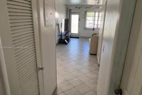 Condominio en venta en Hallandale Beach, Florida, 1 dormitorio, 55.74 m2 № 2069115 - foto 9