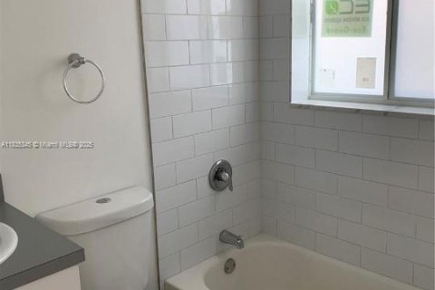 Casa en alquiler en Miami, Florida, 1 dormitorio, 186.27 m2 № 1818274 - foto 2
