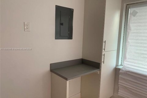 Casa en alquiler en Miami, Florida, 1 dormitorio, 186.27 m2 № 1818274 - foto 4