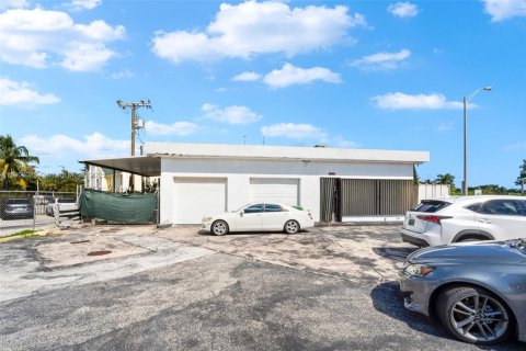 Commercial property in Miami, Florida № 1953721