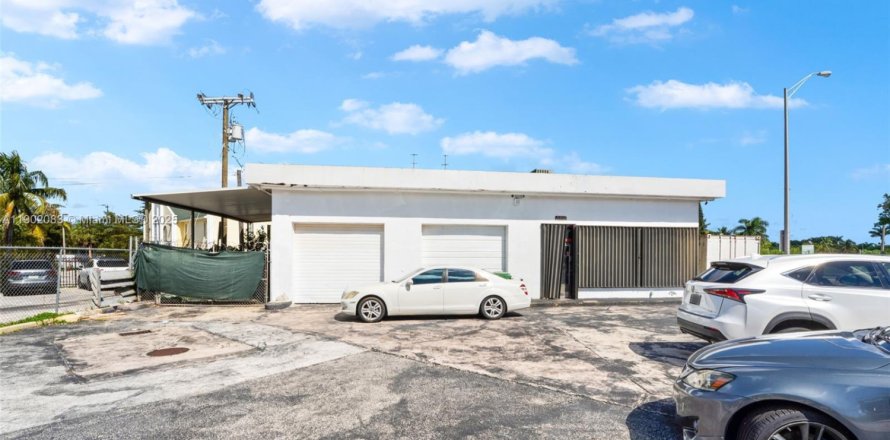 Commercial property in Miami, Florida № 1953721
