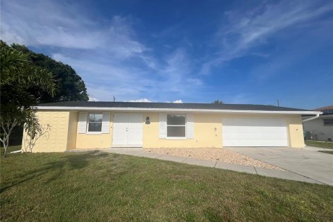 Casa en Port Charlotte, Florida 3 dormitorios, 129.04 m2 № 2120175