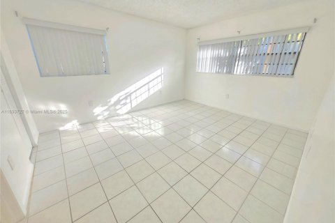 Снять в аренду кондоминиум в Хайалиа, Флорида 2 спальни, 80.82м2, № 1945360 - фото 8