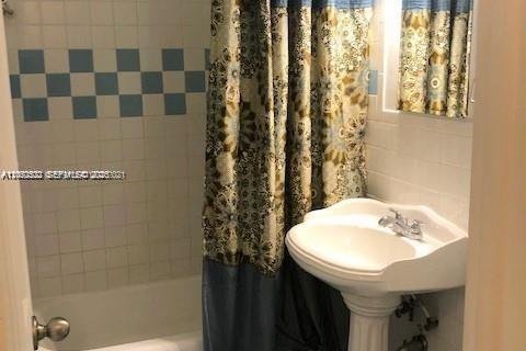 Condo in Coral Gables, Florida, 1 bedroom № 2254828 - photo 19