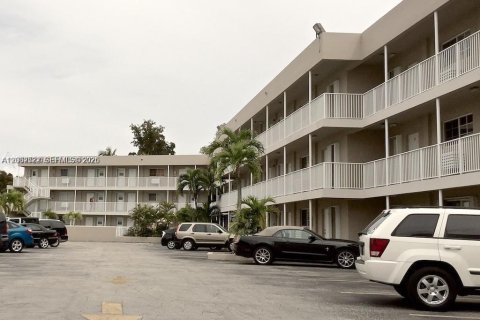 Condo in Coral Gables, Florida, 1 bedroom № 2254828 - photo 21