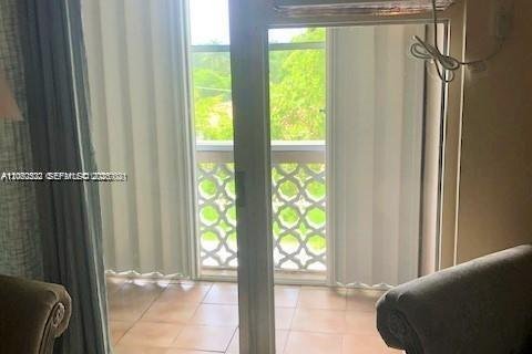 Condo in Coral Gables, Florida, 1 bedroom № 2254828 - photo 20