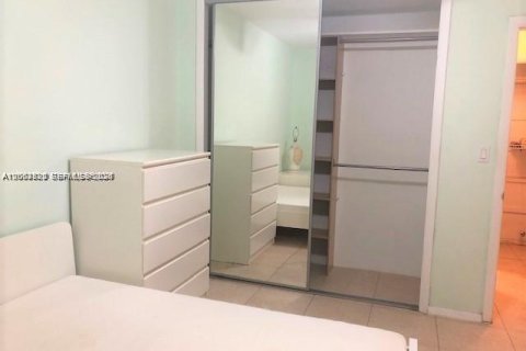 Condo in Coral Gables, Florida, 1 bedroom № 2254828 - photo 13