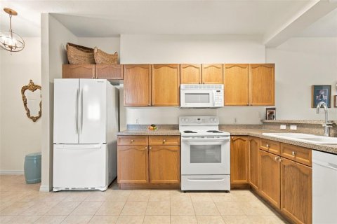 Condo in Saint Petersburg, Florida, 2 bedrooms  № 2379597 - photo 5