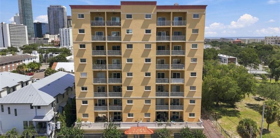Condo in Saint Petersburg, Florida, 2 bedrooms  № 2379597