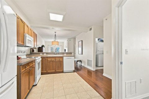 Condo in Saint Petersburg, Florida, 2 bedrooms  № 2379597 - photo 4
